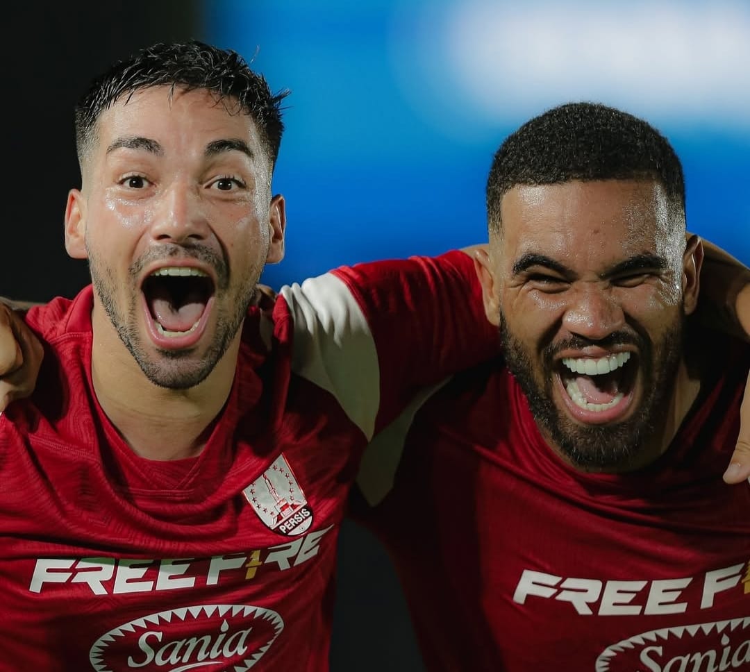 Selebrasi pemain Persis, Jhon Cley dan Lautaro Belleggia usai mencetak gol ke gawang Persija dalam hasil imbang 3-3 di Manahan (ig persis)