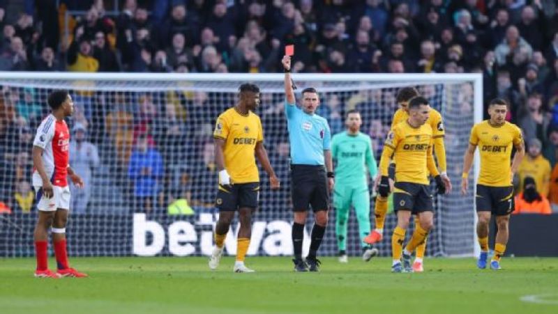 Pemain Arsenal, Myles Lewis Skelly diganjar kartu merah oleh wasit Michael Oliver saat Arsenal vs Wolves