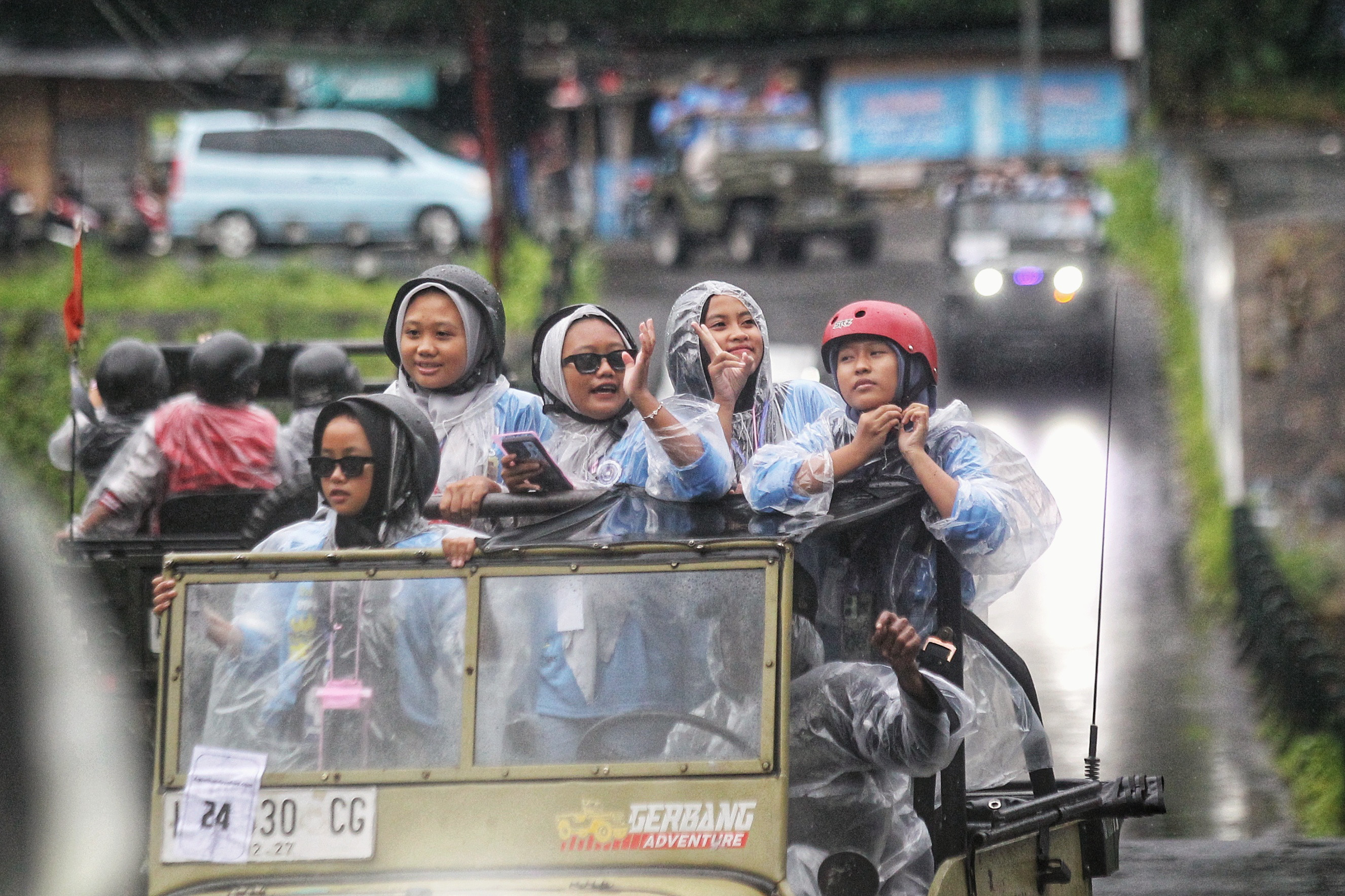 Wisatawan menggunakan jasa jip wisata Merapi saat berlibur, di kawasan Kali Kuning, Cangkringan, Sleman, kemarin (27/1). Okupansi hotel saat libur panjang Isra Mi