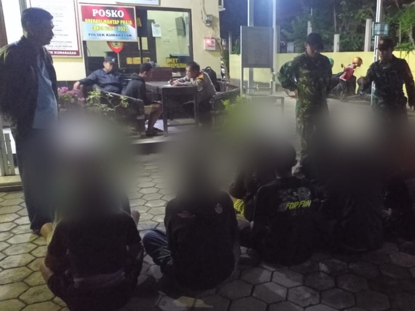 UPAYA PREVENTIF : Tim Patroli Polsek Kuwarasan mengamankan belasan remaja yang diduga hendak melakukan aksi balap liar.