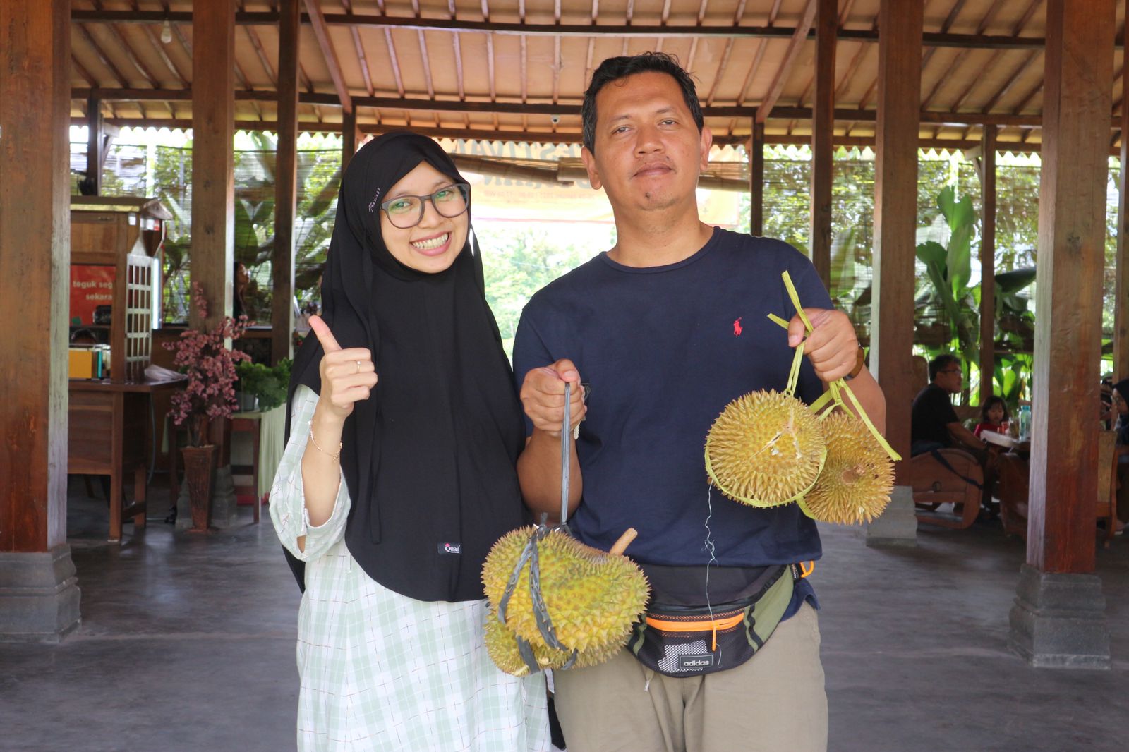 Pengunjung menikmati durian dari berbagai daerah dalam Festival Durian Nara Kupu Jogja 2025&nbsp;