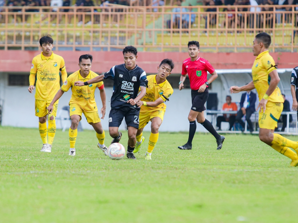 LAGA LANJUTAN: Pemain Persak Kebumen mempertahankan bola saat melawan Persip Pekalongan di Stadion Hoegeng, Kota Pekalongan, Minggu (26/1).