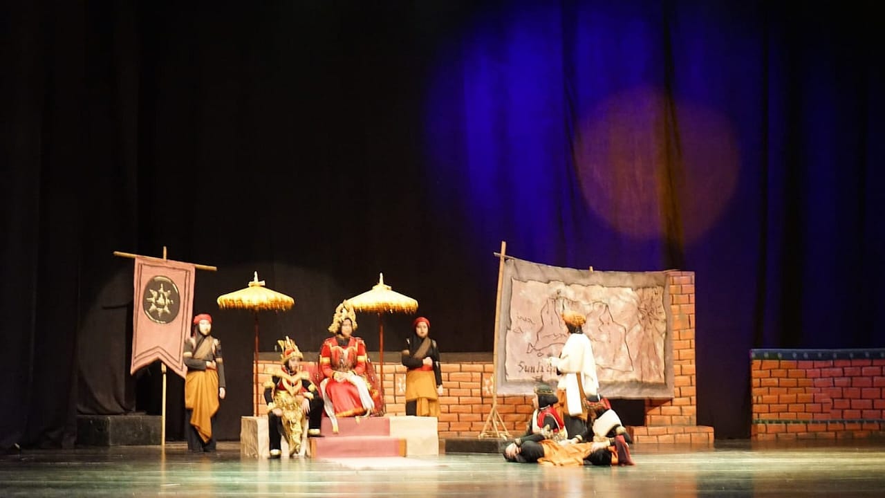 MEMUKAU - Pentas seni Madrasah Mualimat Muhammadiyah Yogyakarta berlangsung di Concert Hall Taman Budaya Yogyakarta (TBY), pada Minggu (26/1/2025)  (Doc Madrasah Mualimat Muhammadiyah Yogyakarta)