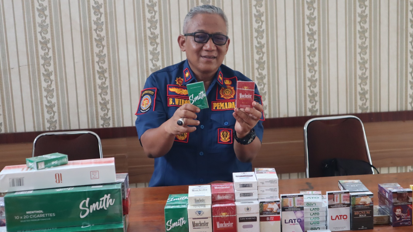 Kasatpol PP dan Damkar Purworejo Budi Wibowo saat menunjukkan rokok ilegal hasil operasi bersama Satpol PP Provinsi Jawa Tengah dan Bea Cukai Magelang pada Kamis (23/1) la