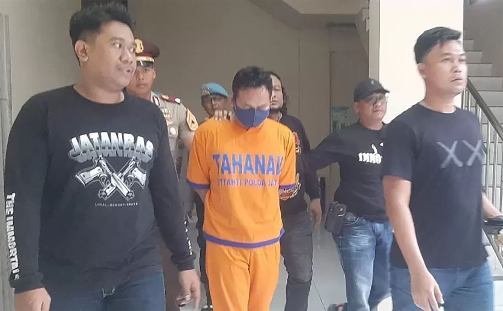 BERBAJU TAHANAN: Rohmad Tri Hartanto, pelaku pembunuhan disertai mutilasi terhadap perempuan asal Blitar Uswatun Khasanah saat berada di Polda Jatim, Senin (27/1). (MAHRUS/RADAR SURABAYA)