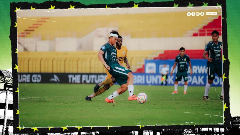 Penyerang PSS Sleman, Hokky Caraka saat menguasai bola dari hadangan pemain Semen Padang (pssleman.id)