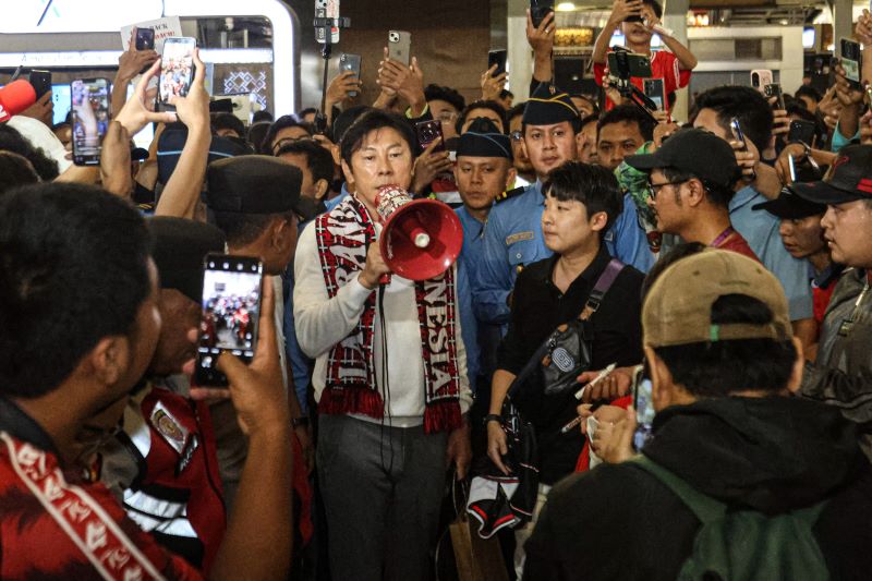 Mantan Pelatih Timnas Indonesia Shin Tae-Yong menyapa suporter di Terminal 3, Bandara Soekarno-Hatta, Tangerang, Banten. (Hanung Hambara/ Jawa Pos)