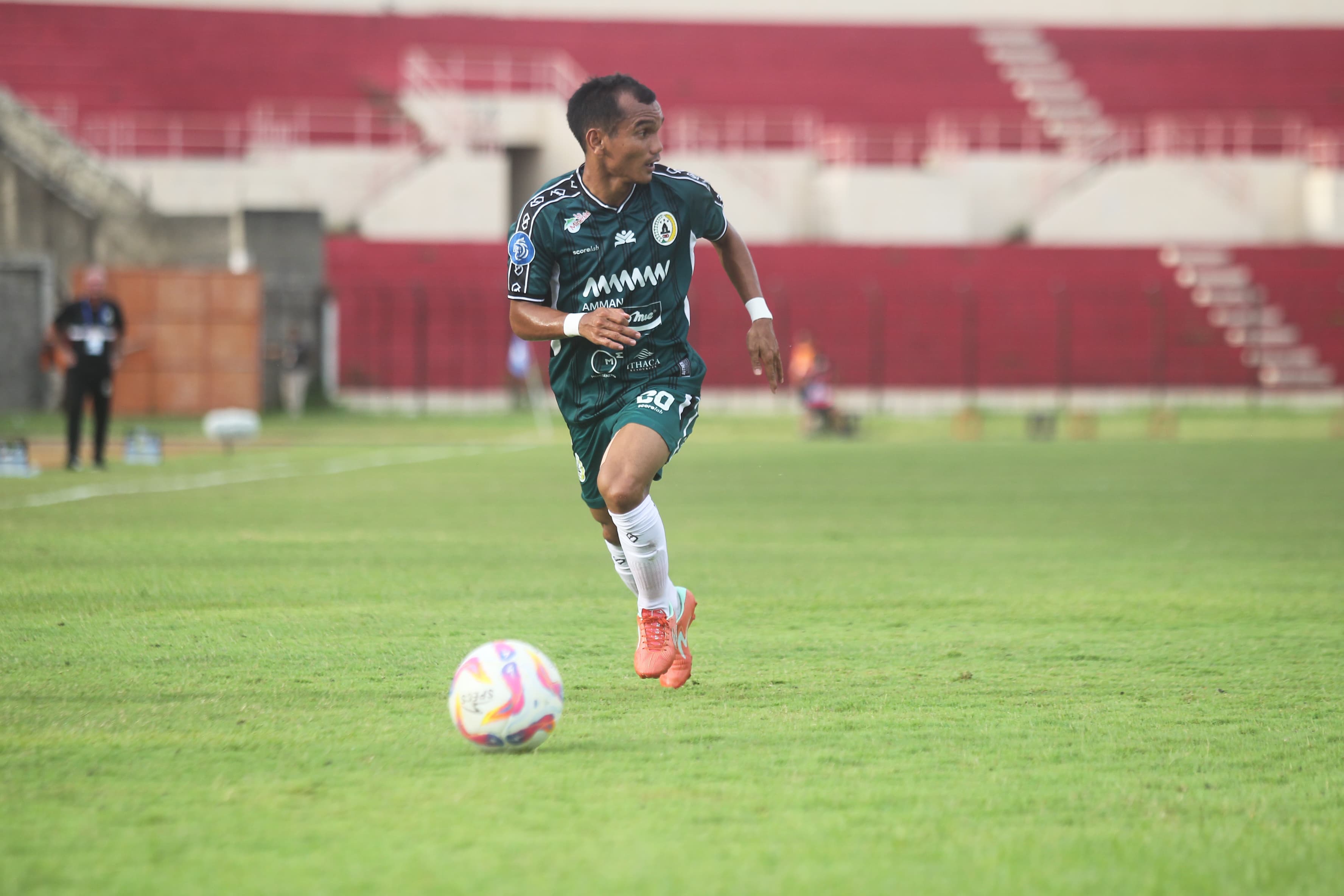 ADAPTASI: Gelandang Riko Simanjutak saat PSS Sleman menjamu Semen Padang di Stadion Sultan Agung (SSA) Bantul Minggu (26/1).  &nbsp;