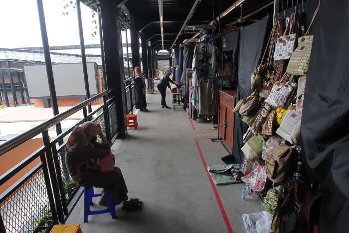 Pedagang cinderamata menunggu calon pembeli di Teras Malioboro Beskalan, Kota Jogja, kemarin (28/1). Saat momentum libur panjang saat ini justru lokasi baru Teras Malioboro di Beskalan sepi pengunjung