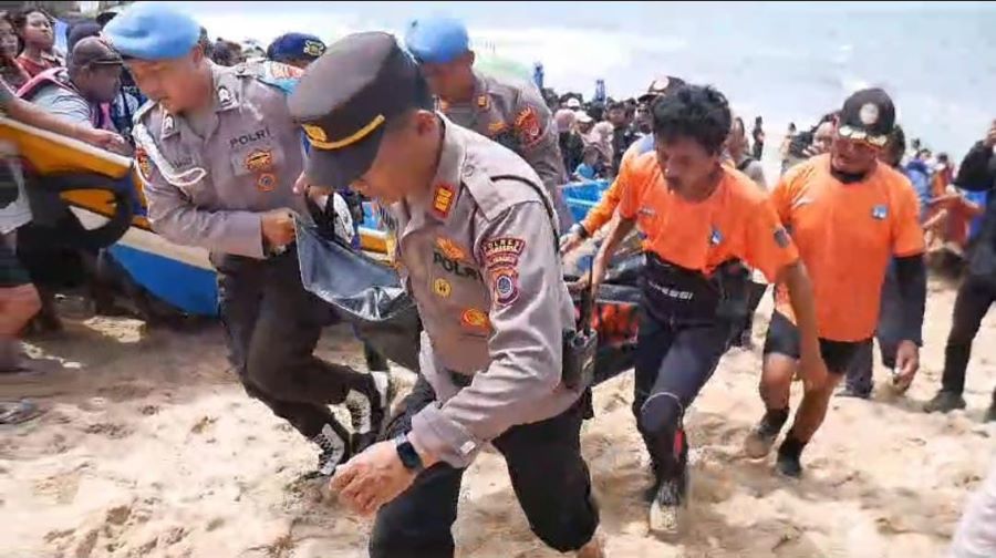 Penemuan jenasah pelajar yang tenggelam di Pantai Drini, Kalurahan Banjarejo, Kapanewon Tanjungsari, Gunungkidul, Selasa (28/1) pukul 11.05 WIB.