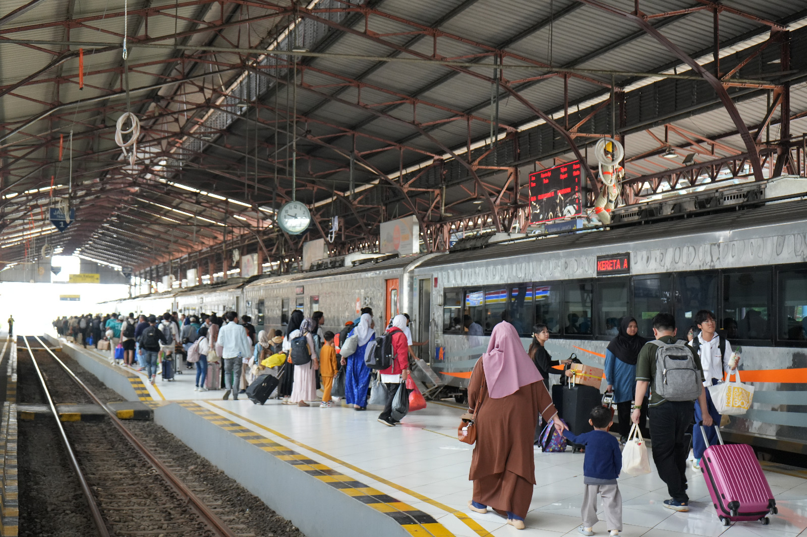 Suasana penumpang KA di wilayah Daop 5 Purwokerto.