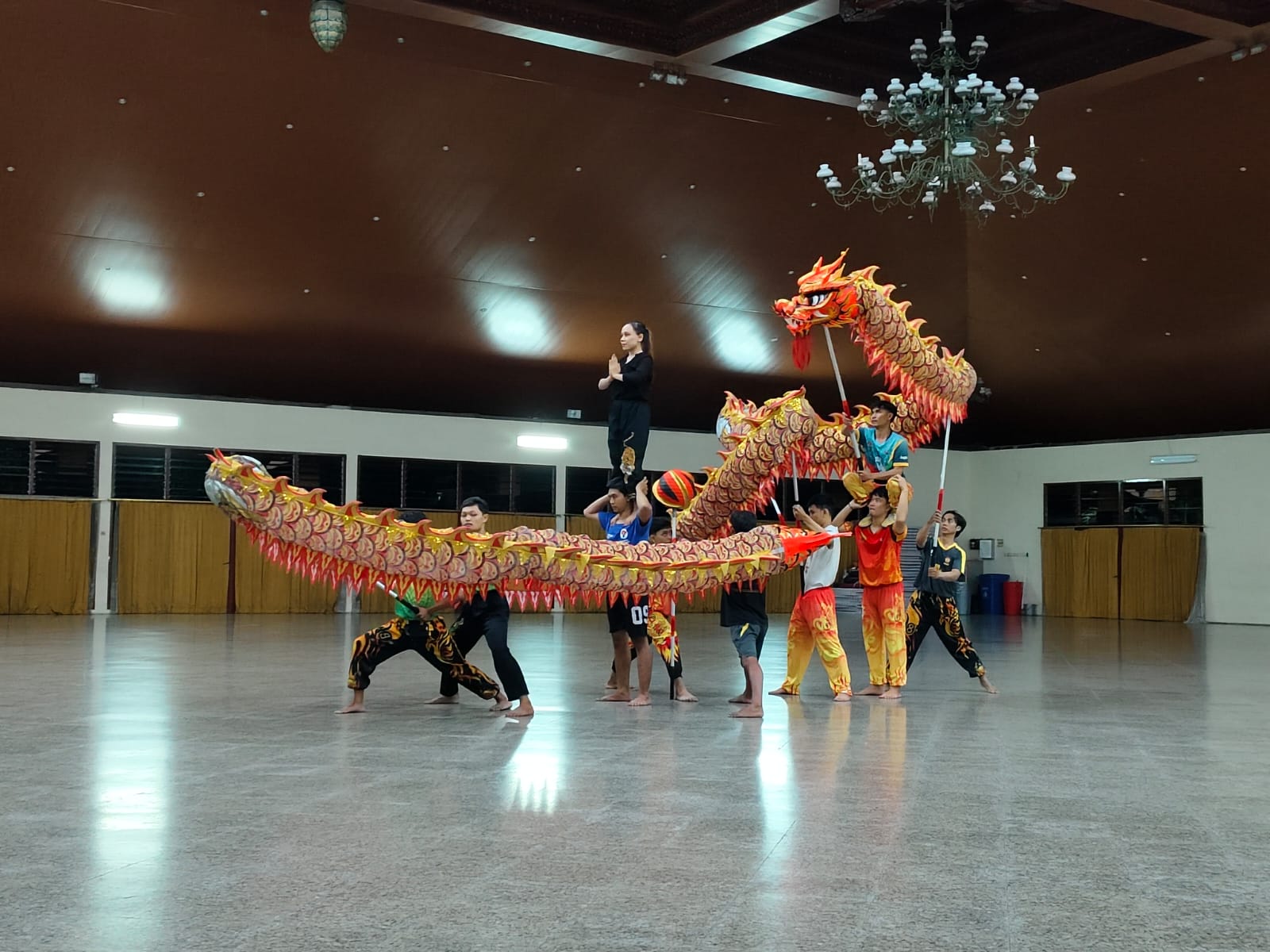 SEMANGAT : Para atlet naga barongsai Pengda FOBI DIJ saat menjalani latihan rutin jelas memeriahkan Imlek 2025  &nbsp;