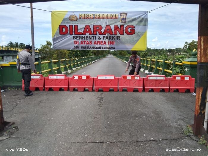 DITUTP: Polisi saat memasang water barrier di Jembatan Srandakan sebagai tempat tontonan jebolnya Dam Srandakan.