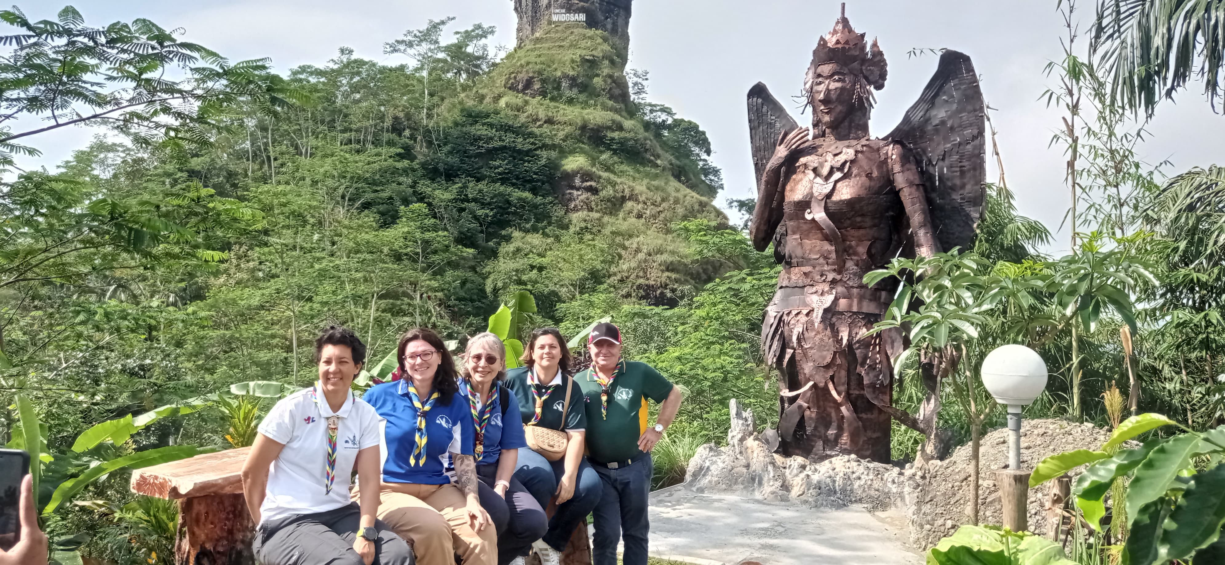 &nbsp;  MENGUNJUNGI: Wisatawan mengikuti paket wisata yang diselenggarakan Desa Wisata Widosari.