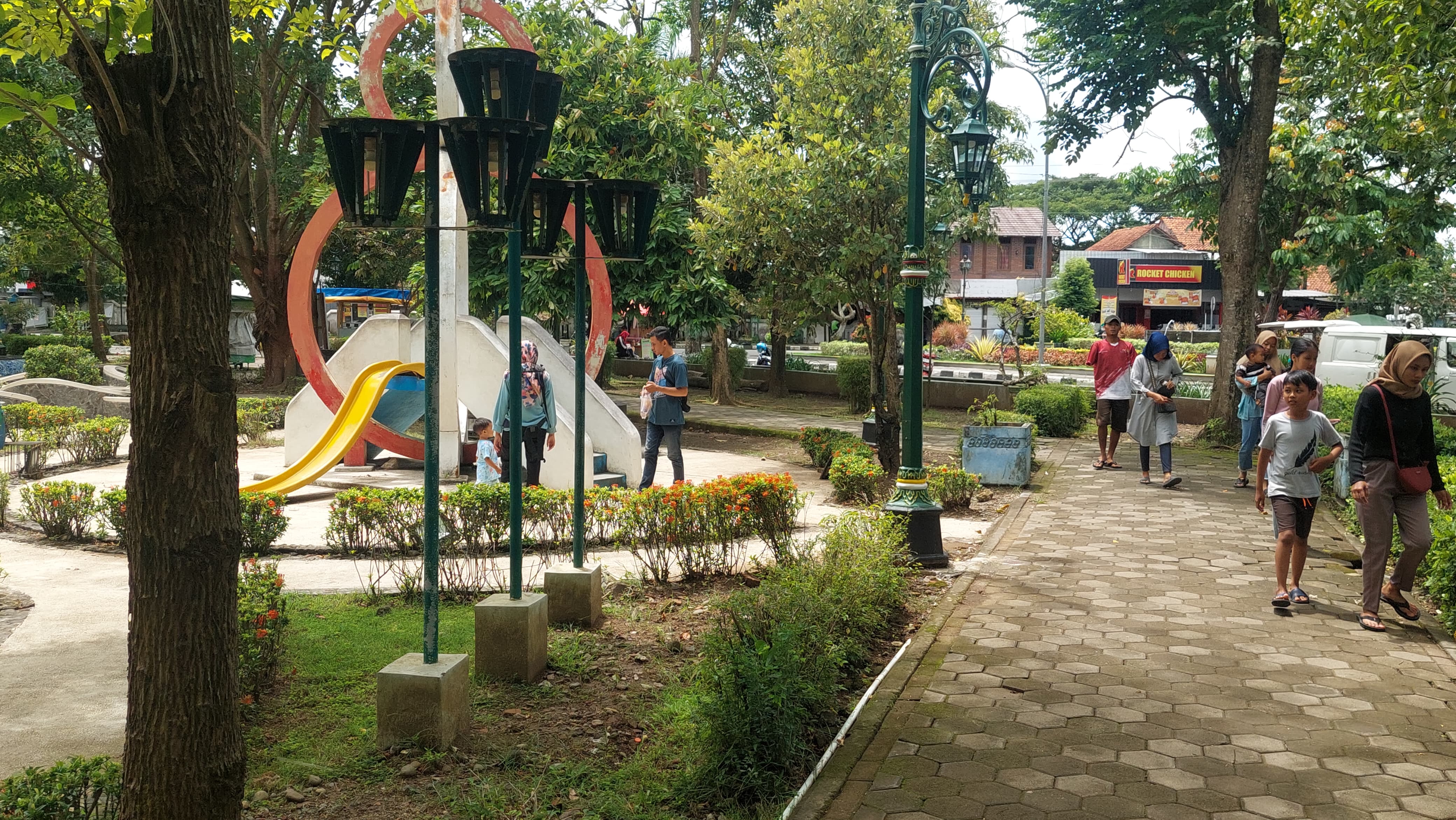 &nbsp;  AKTIVITAS: Orangtua menjaga anaknya yang sedang bermain di area taman.