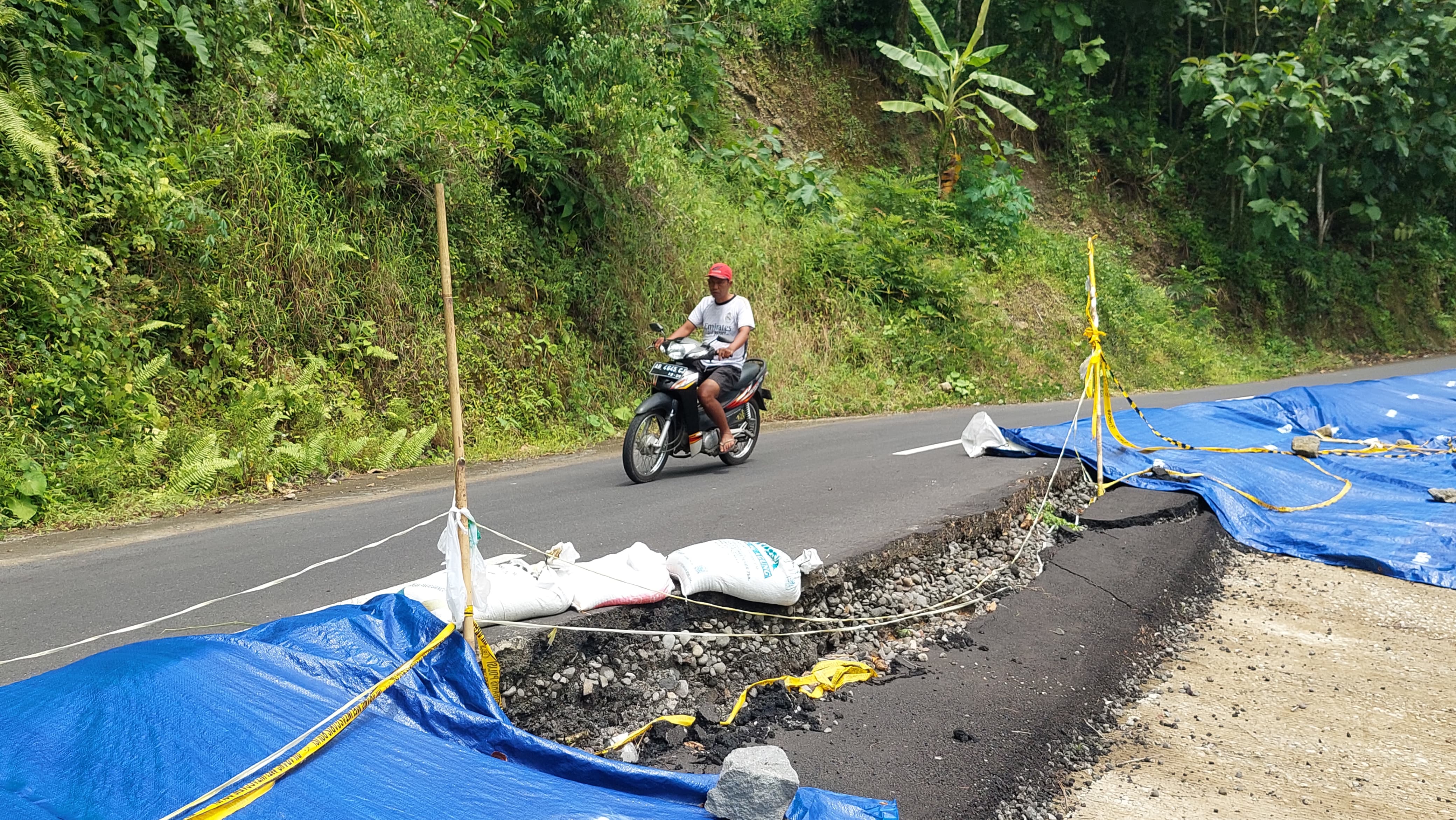 &nbsp;  TURUN: Pengguna jalan tetap melewati jalan yang telah patah.