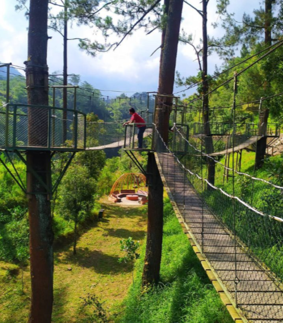 Jembatan gantung yang menjadi ciri khas di Kalikuning.