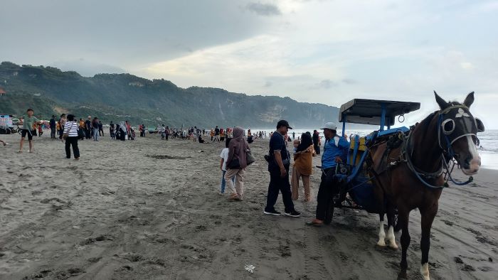 Pengunjung saat memadati kawasan Pantai Parangtritis.