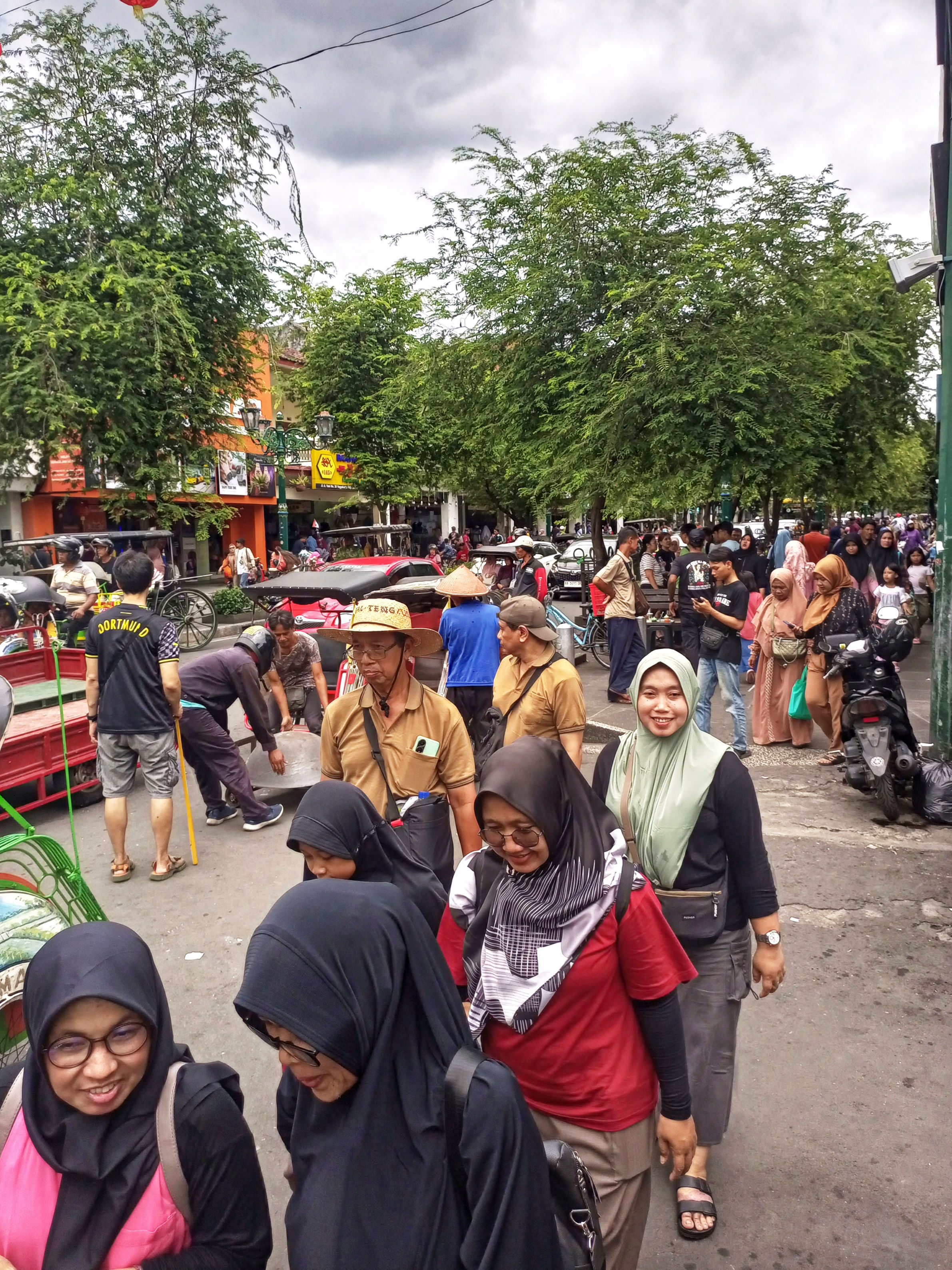 Wisatawan menikmati liburan di kawasan Malioboro