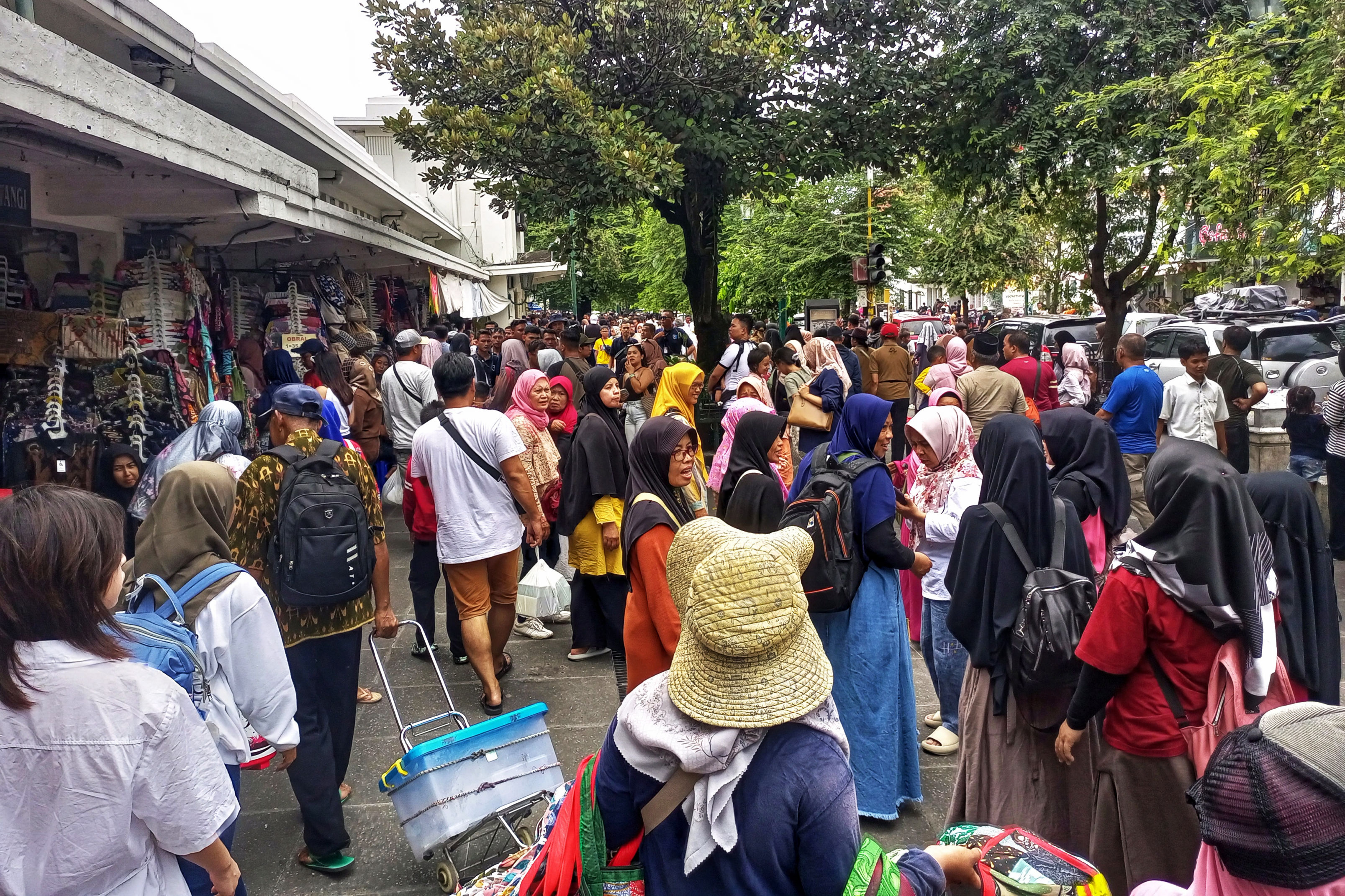 Wisatawan memadati kawasan Malioboro selama libur Isra Mikraj dan Imlek 2025.