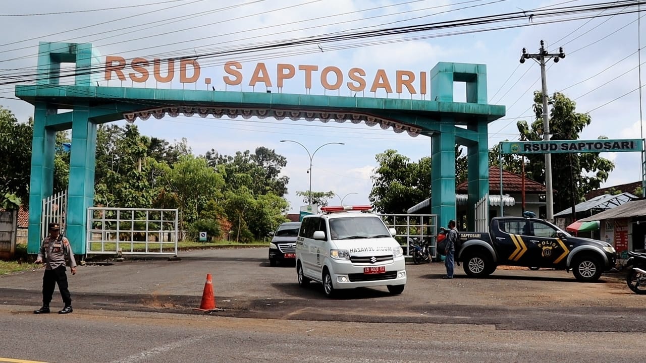 Proses pemulangan jasad Rifqy Yuda Pratama dari RSUD Saptosari Gunungkidul ke Mojokerto, Rabu (29/1) sekitar pukul 10.40 WIB.