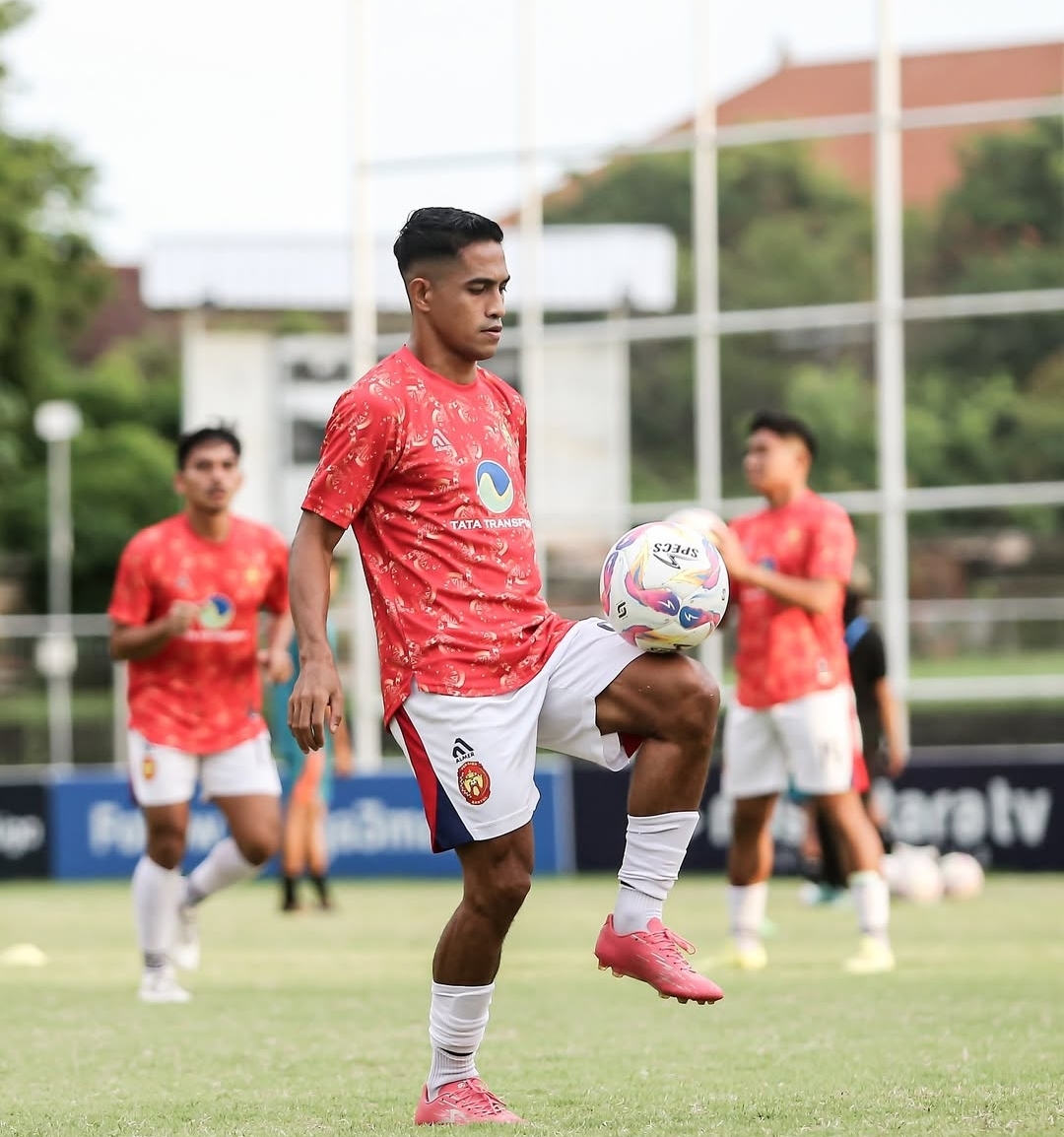 Pemain Persiba Bantul Akbar Selang saat menjalani latihan jelang babak playoff degradasi.