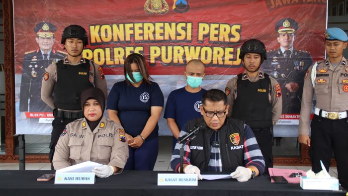 DICOKOK: Sepasang kekasih yang bersekongkol lakukan pencurian saat dihadirkan di Mapolres Purworejo Rabu (29/1/2025).