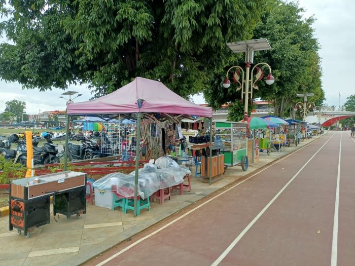 LAPAK JUALAN: Pedagang kaki lima (PKL) tetap nekat berjualan di kawasan Alun-Alun Pancasila meski sudah ada peringatan terakhir dari Satpol PP Kebumen.