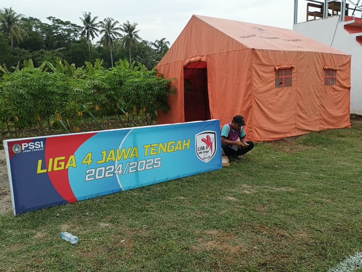 Tenda darurat difungsikan untuk ruang ganti pemain saat Persak Kebumen menjamu Persikama Magelang pada laga lanjutan Liga 4 Jateng.