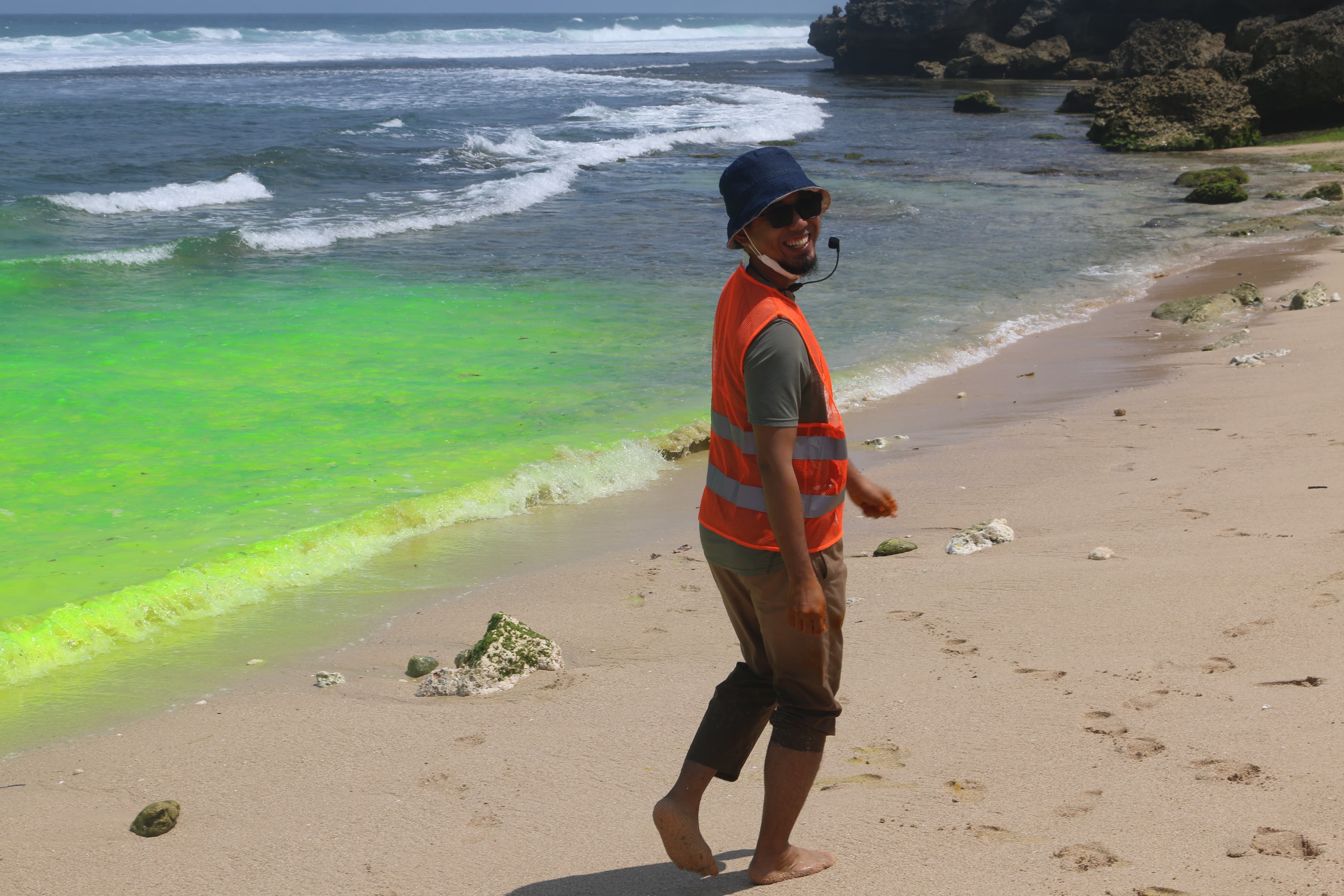 DITELITI - Department of Earth Technology Universitas Gadjah Mada (UGM), Hendy Fatchurohman saat melakukan penelitian rip current di Pantai Selatan Gunungkidul tahun lalu  (Doc pribadi)