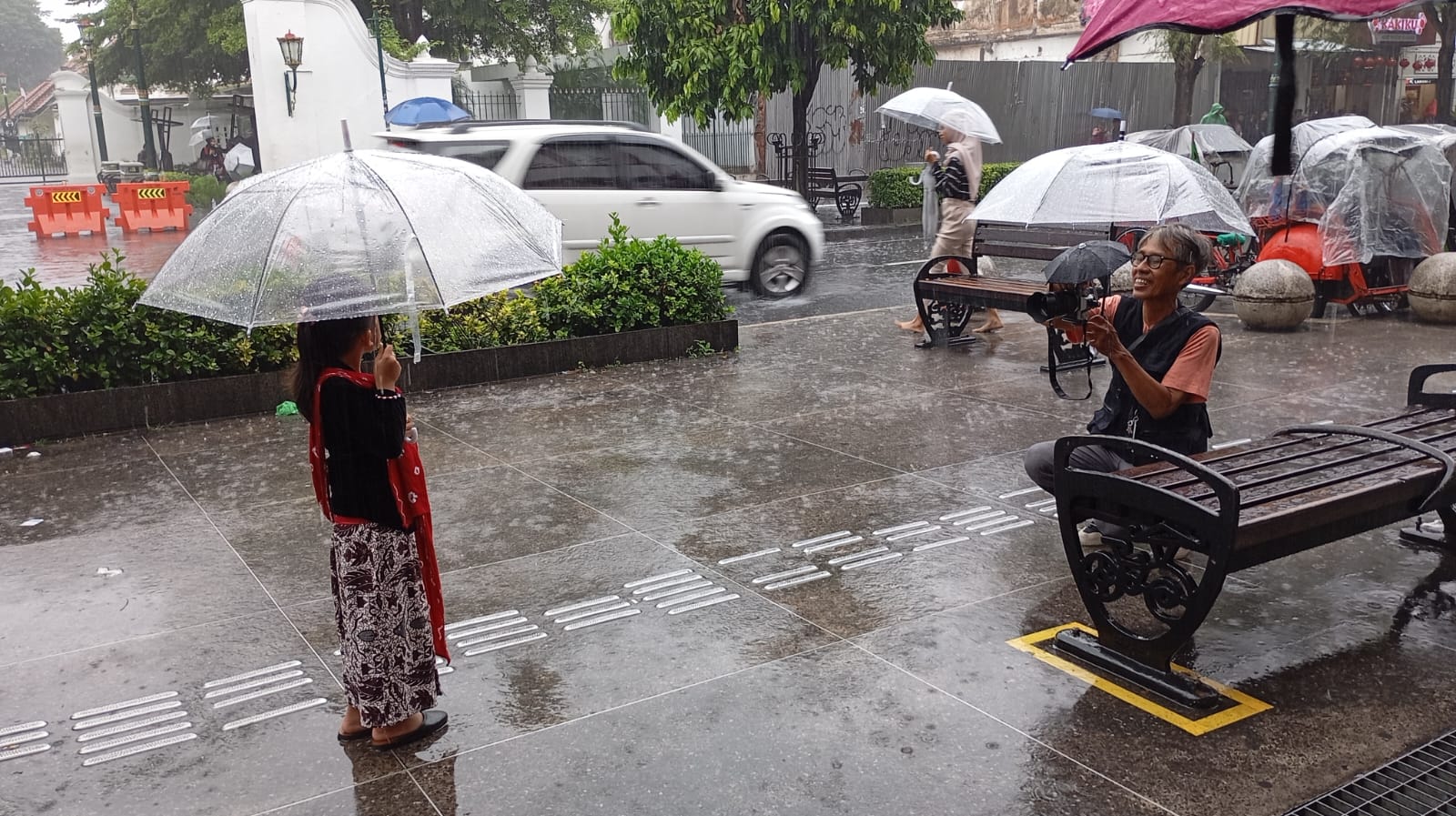 Penyedia jasa foto baju adat Jawa saat memotret wisatawan pada Rabu (29/1/2025).  (IWAN NURWANTO/Radar Jogja)