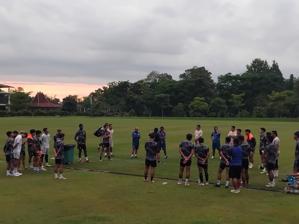 Para pemain PSIM Jogja saat menjalani latihan rutin di Yogyakarta Independent School (YIS), Selasa (28/1) sore.  &nbsp;