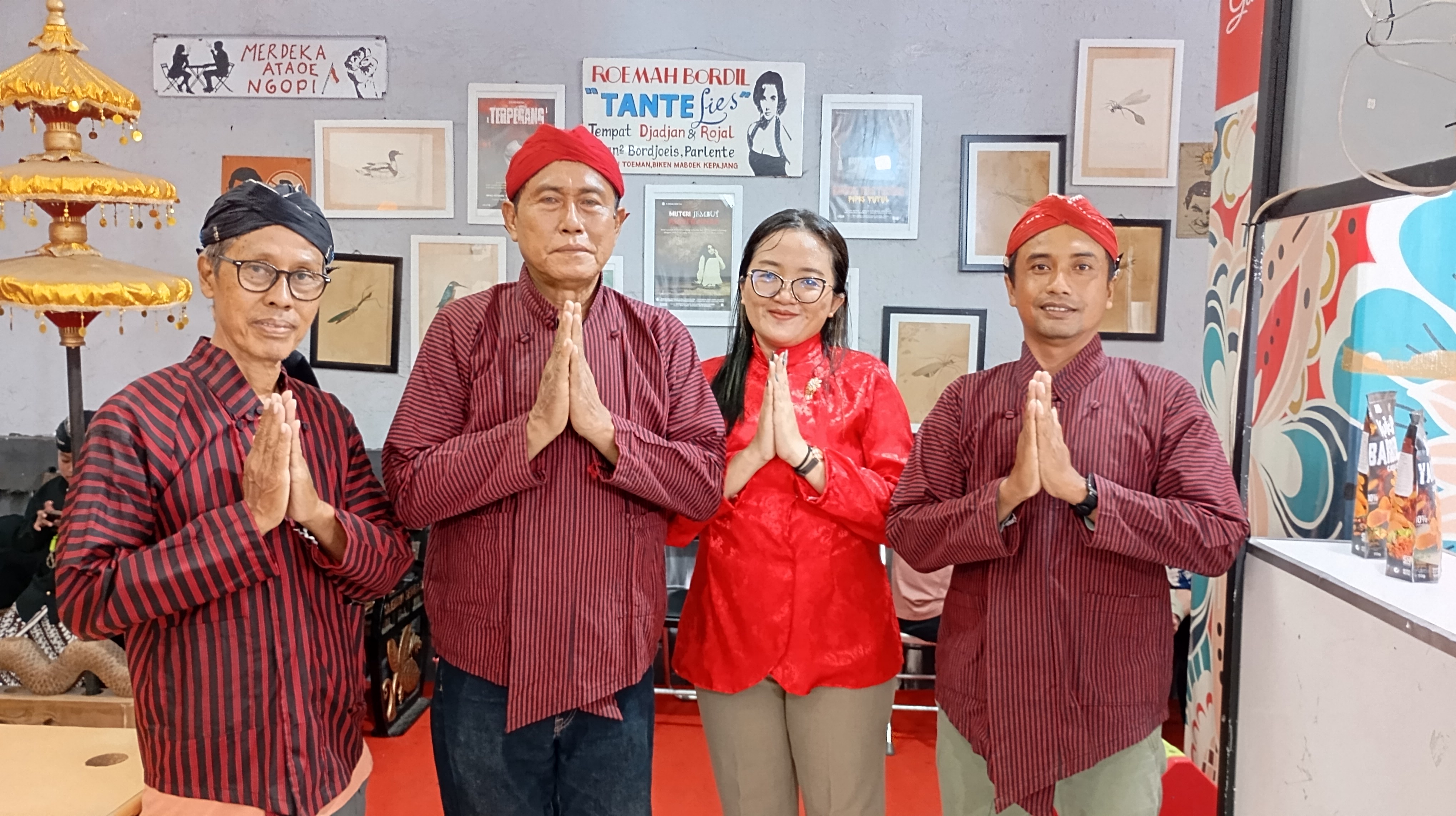 &nbsp;  PELOPOR: Tekattono (dua dari kiri) saat ditemui bersama pengurus Blangkon Creative, Rabu (29/1/2025).  &nbsp;