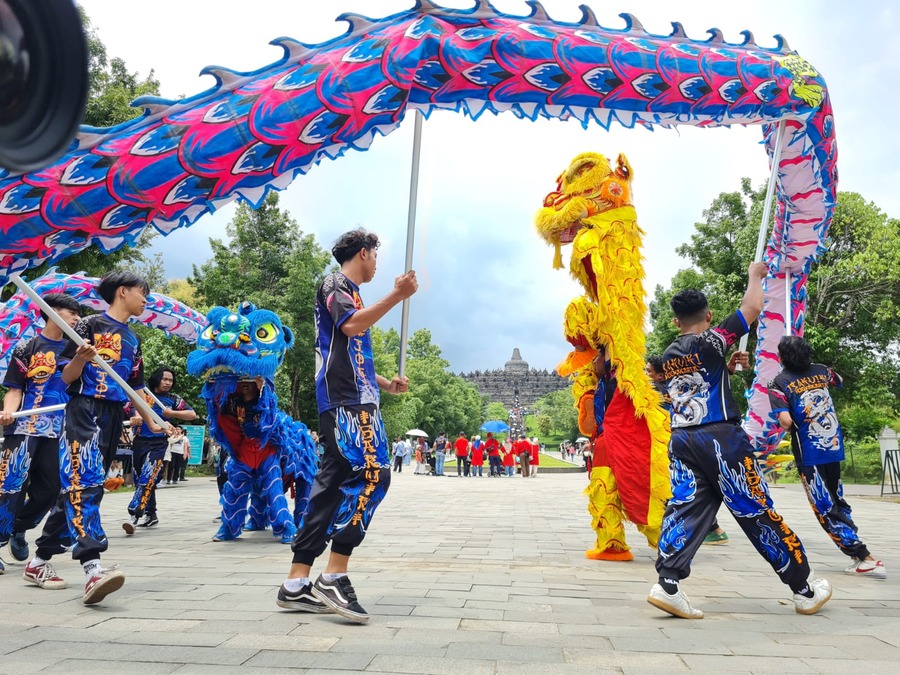 DAYA TARIK: Atraksi barongsai dan liong di area Marga Utama, kompleks Candi Borobudur menarik perhatian pengunjung, Rabu (29/1/2025).