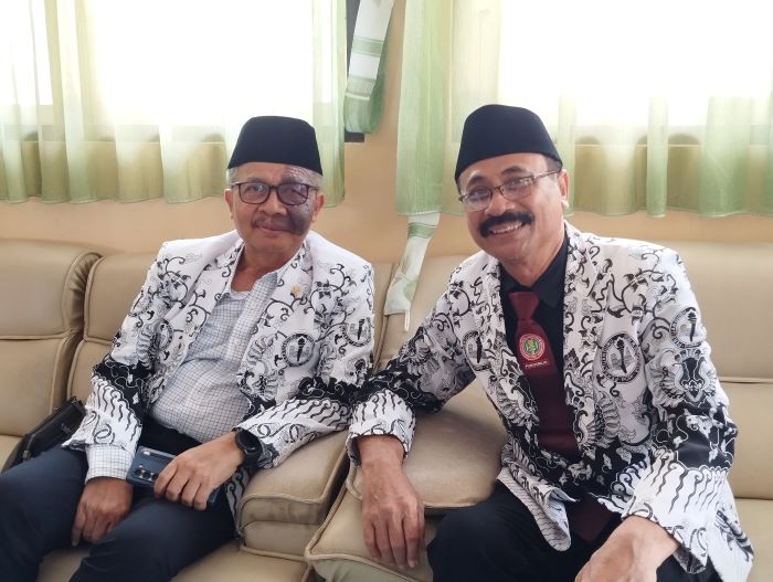 Komite 1 DPD RI Muhdi (kiri) didampingi Ketua PGRI Purworejo Irianto Gunawan (kanan).