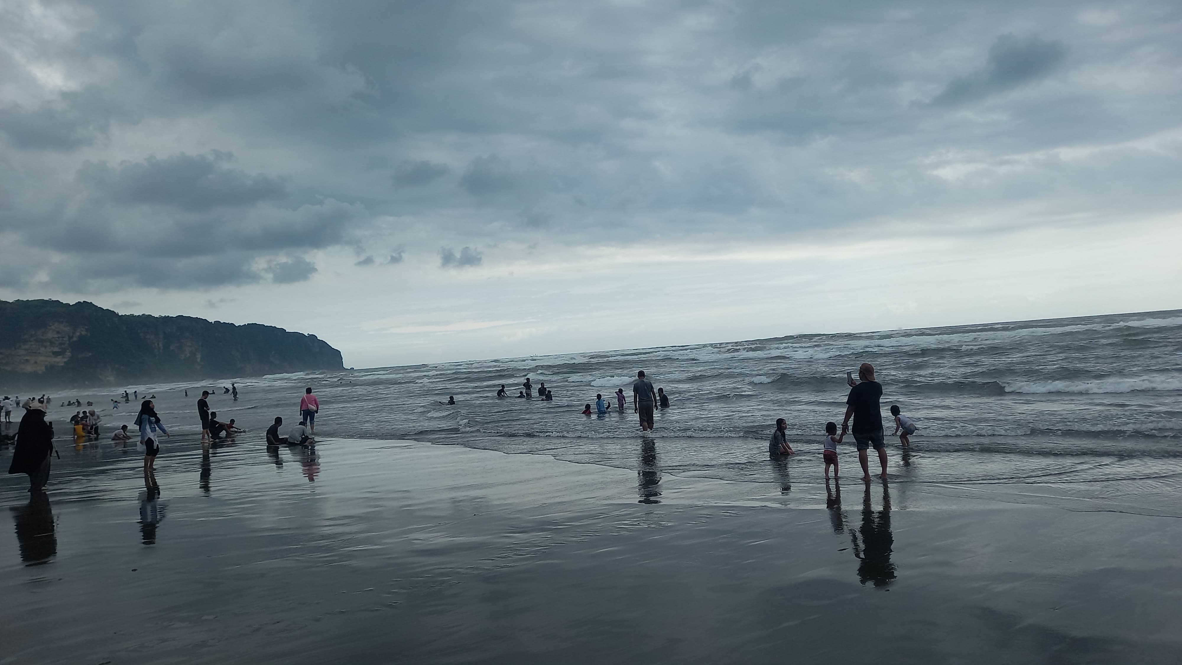 SERU: Wisatawan sedang asyik bermain air di Pantai Parangtritis dan harus selalu memperhatikan keselamatan dan berhati-hati terhadap rip current.&nbsp;