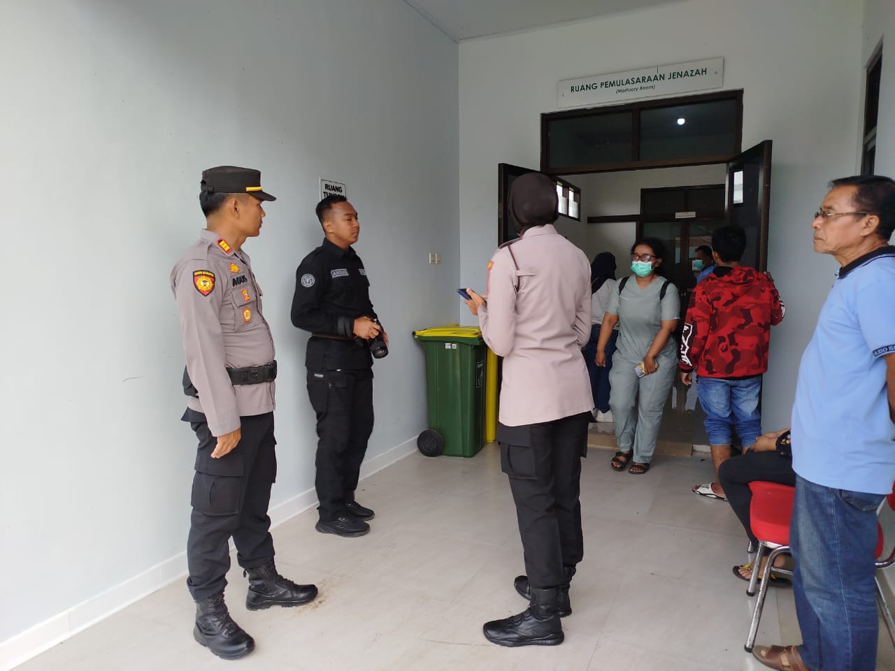 Jasad dievakuasi ke RSUD Saptosari untuk memastikan identitas korban usai ditemukan di perairan Pantai Drini Gunungkidul, Rabu (29/1).