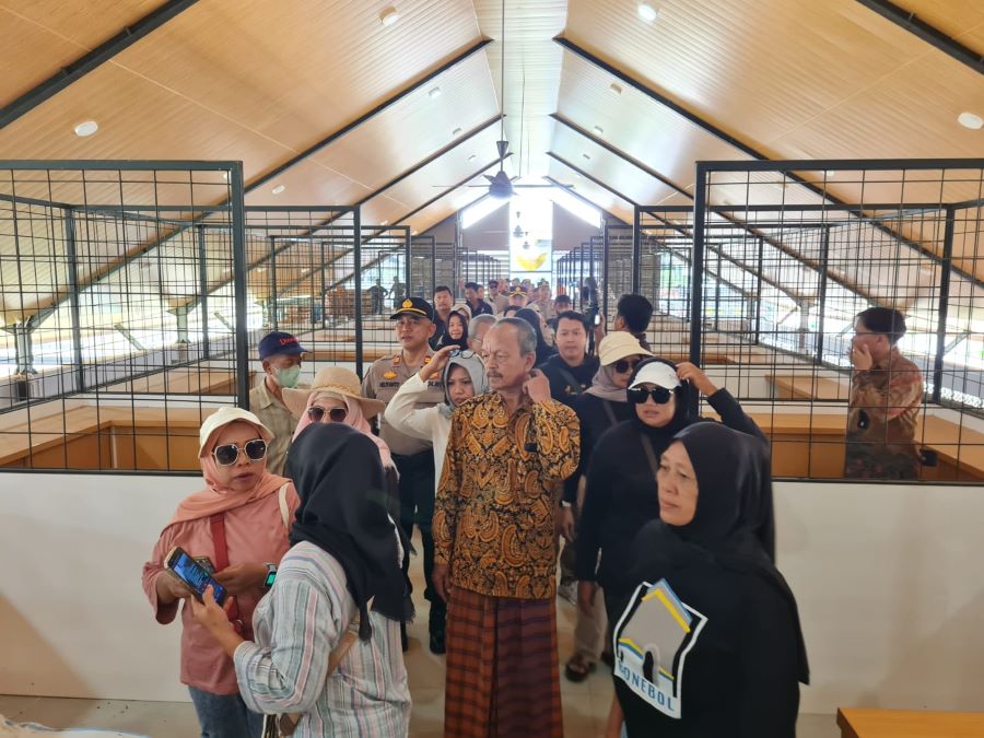 TINJAUAN: Para pedagang melihat lapak yang bakal digunakan untuk berjualan di Kampung Seni Borobudur, Kamis (30/1/2025).