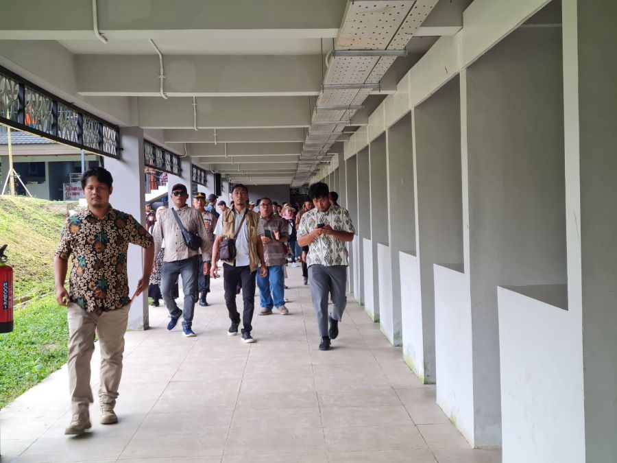 TINJAUAN: Para pedagang melihat lapak yang bakal digunakan untuk berjualan di Kampung Seni Borobudur, Kamis (30/1/2025).