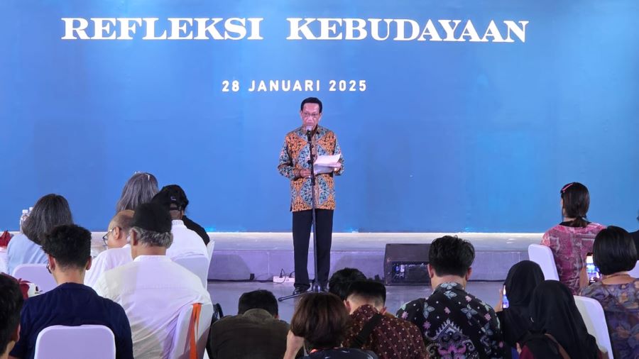 Gubernur DIY Hamengku Buwono X menyampaikan pidato kebudayaan dalam acara Refleksi Kebudayaan 2025 di GIK, UGM, Selasa (28/1/2025).