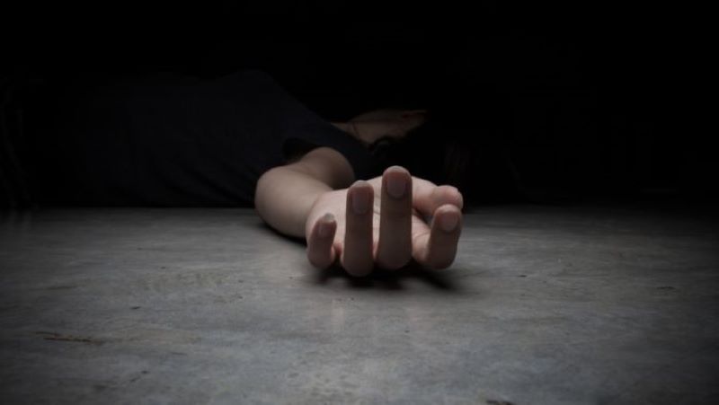 Ilustasi mayat perempuan tergeletak.