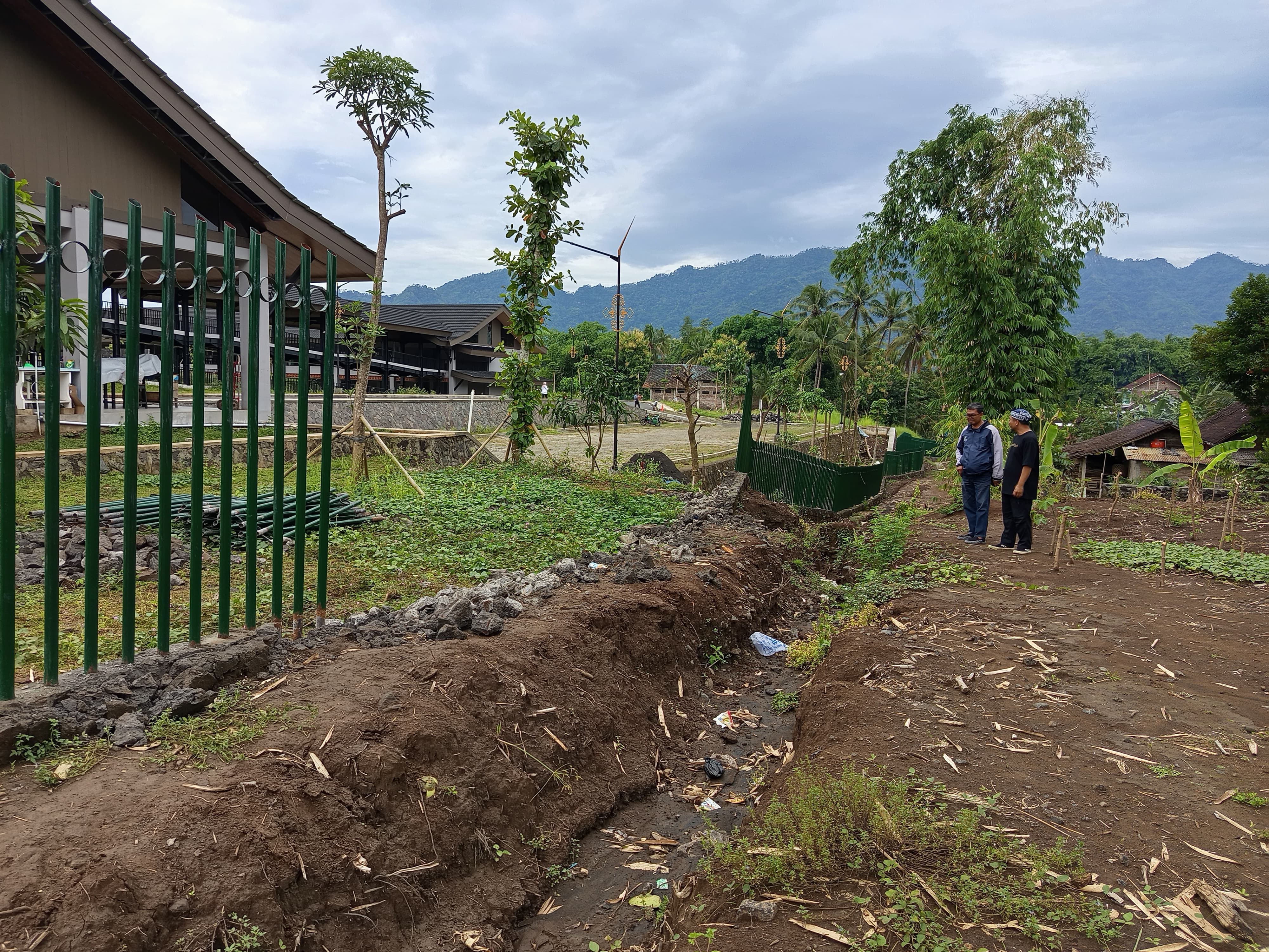 ROBOH: Begini kondisi pagar pembatas antara area Museum dan Kampung Seni Borobudur dengan rumah warga.