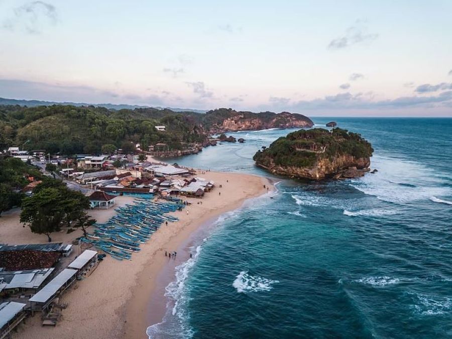 Dibalik keindahanya, Pantai memiliki zona arus balik berbahaya  yang sering disebut Rip Current.