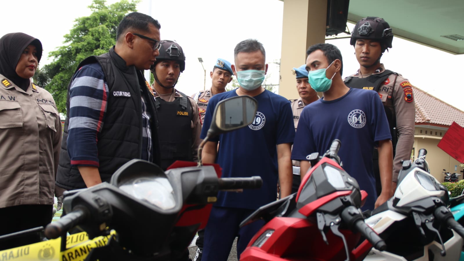 Dua pria tersangka asal Kabupaten Purworejo dan Bantul yang tipu korban dengan modus lowongan kerja palsu dihadirkan pada konferensi pers Polres Purworejo, Ka