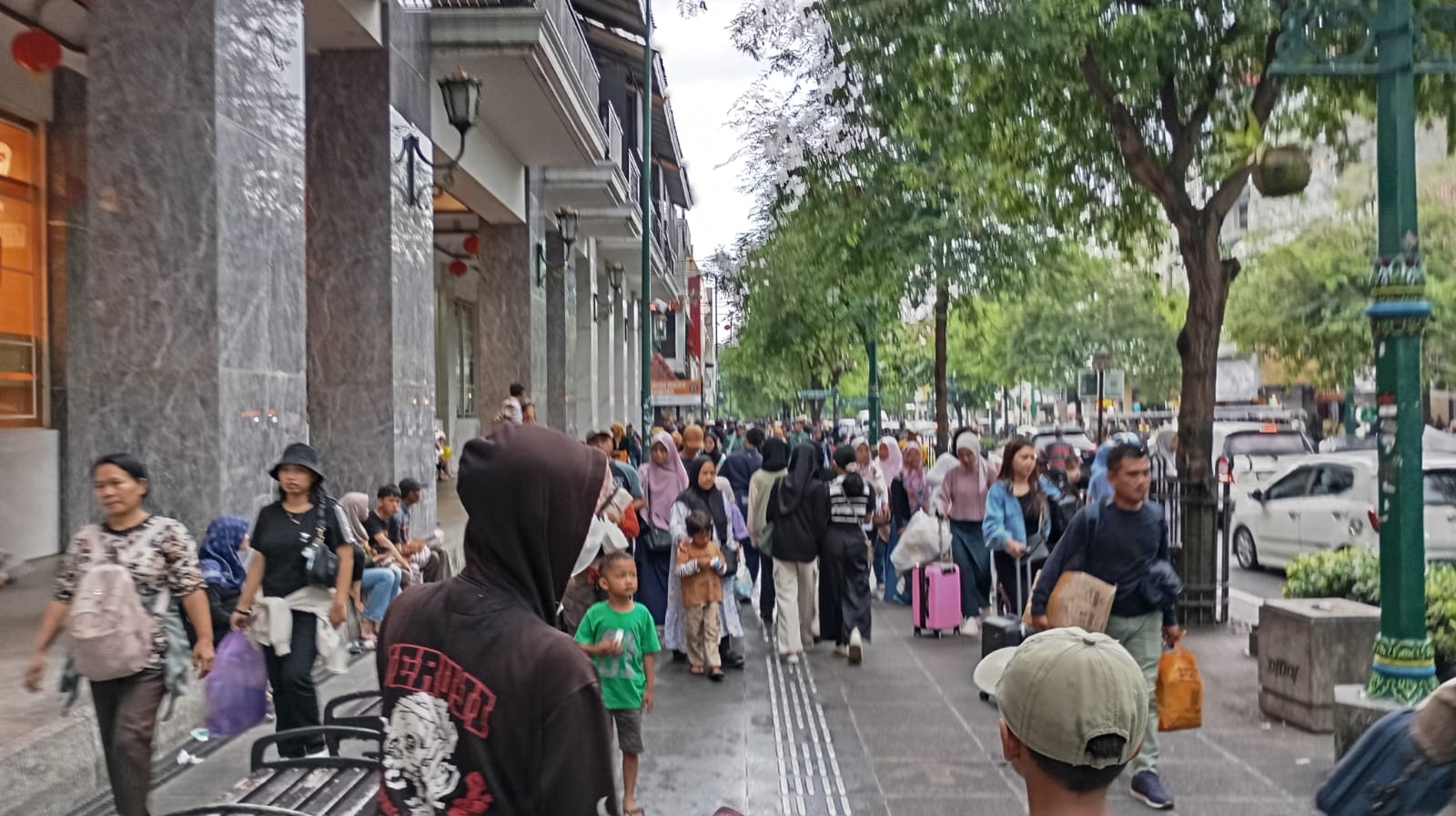 RAMAI : Suasana kawasan Malioboro saat puncak musim libur imlek pada hari Rabu (30/1/2025).  (IWAN NURWANTO/Radar Jogja)