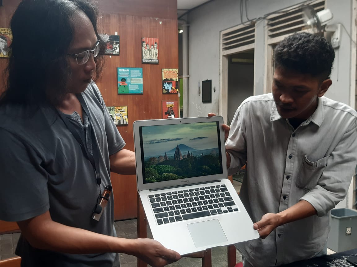 otografer Bambang Wirawan (kiri) menunjukkan karya fotonya yang diduga digunakan Hotel Tentrem tanpa izin di Kantor LBH Jogja, Kamis (30/1/2025).