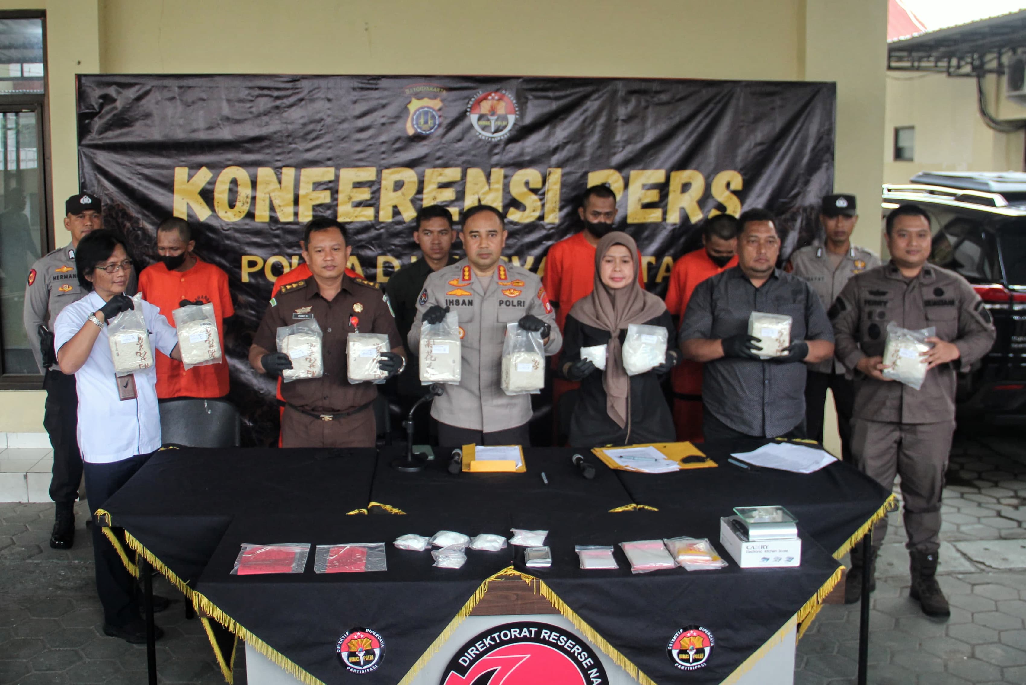 ASAL SIDOARJO: Jajaran Polda DIJ menunjukkan barang bukti sabu yang disita dari para tersangka saat jumpa pers di Mapolda DIJ, kemarin (30/1).