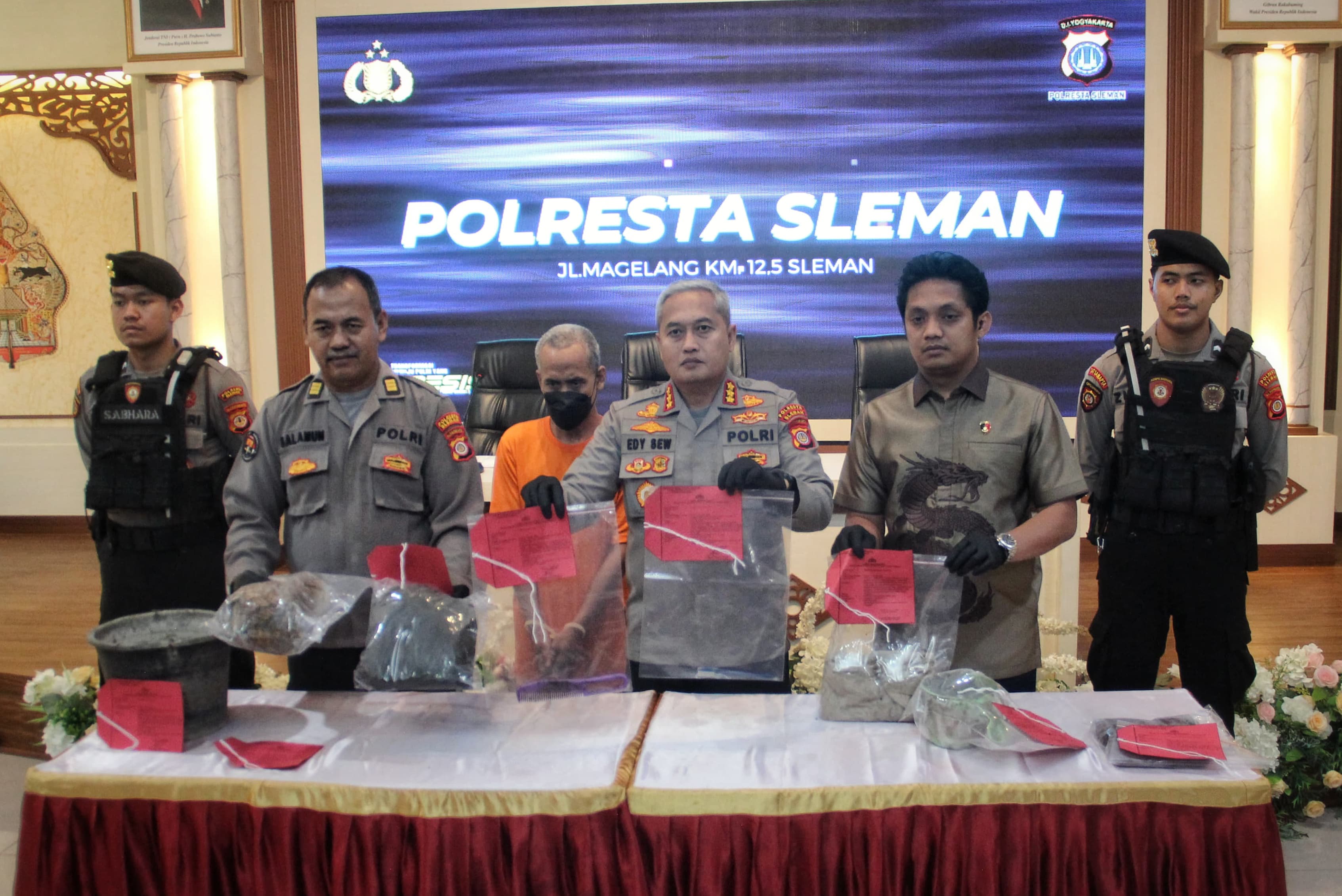ANAK DURHAKA: Penyidik Polresta Sleman menunjukkan barang bukti dan tersangka kasus penganiayaan berujung kematian di Mapolresta Sleman, kemarin (30/1).