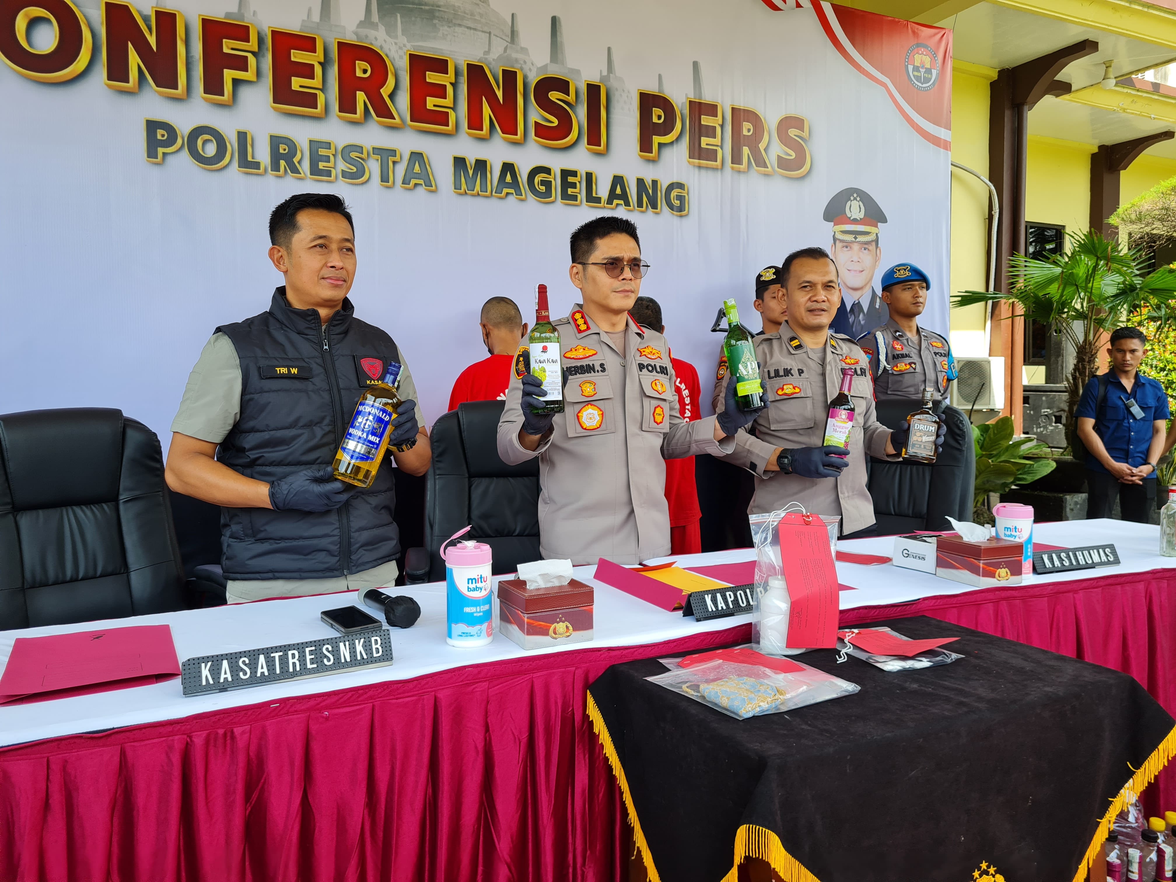 &nbsp;  TUNJUKKAN BUKTI: Ada ratusan botol minuman keras berbagai merek yang disita oleh Polresta Magelang selama Januari.