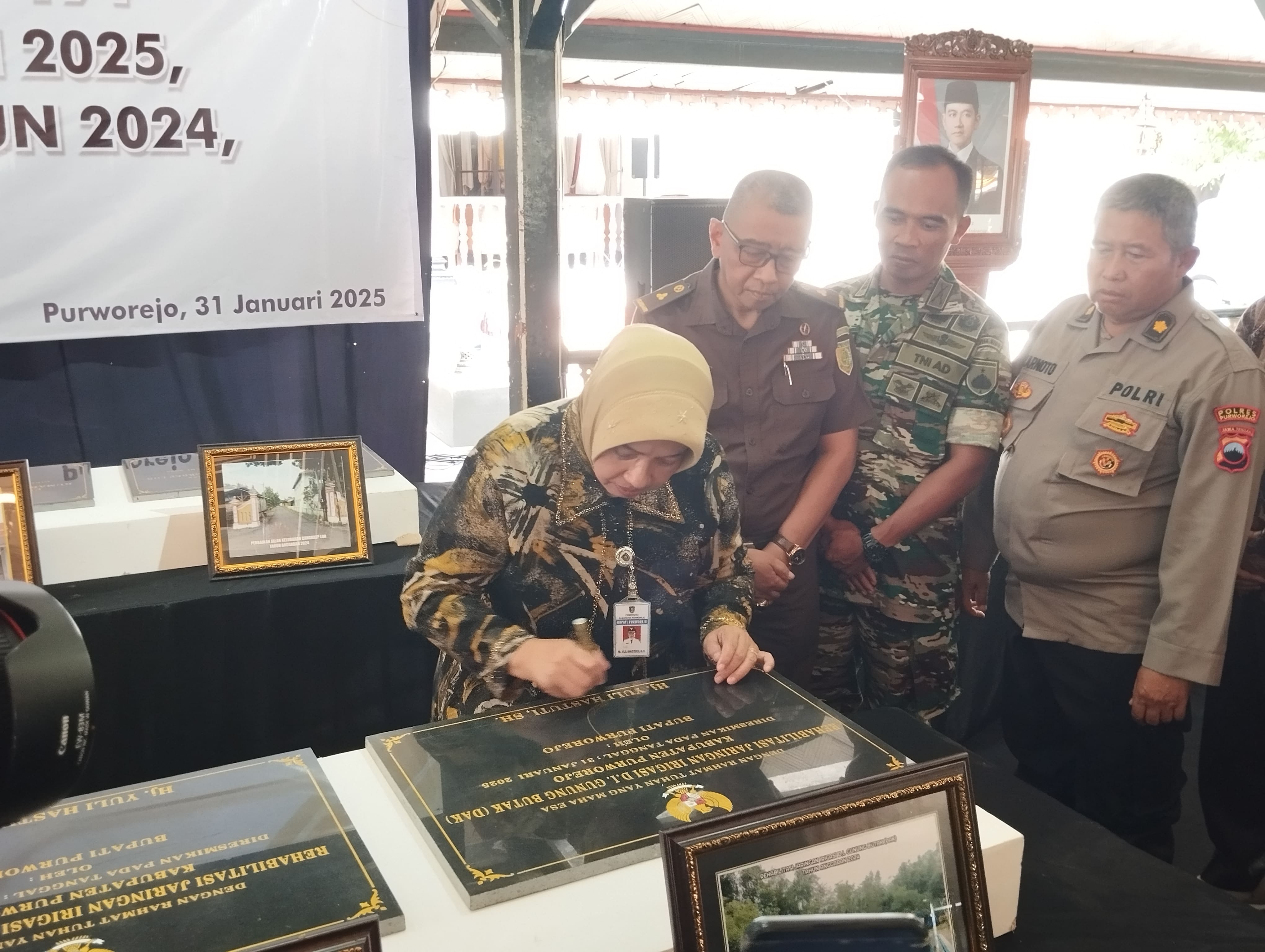 Bupati Purworejo meresmikan proyek konstruksi di Kabupaten Purworejo pada 2024 secara simbolis di Pendopo Kabupaten Purworejo, Jumat (31/1).